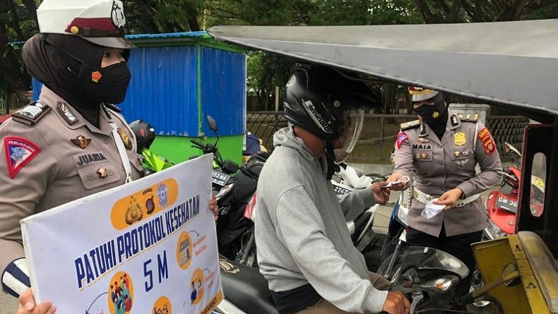 Polwan Polres Gorontalo Kota Bagikan Masker di Pasar Moodu