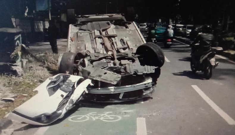 Panik Tabrak 2 Pemotor di Bandung, Sienta Malah Ngebut lalu Terbalik Usai Hantam Pohon