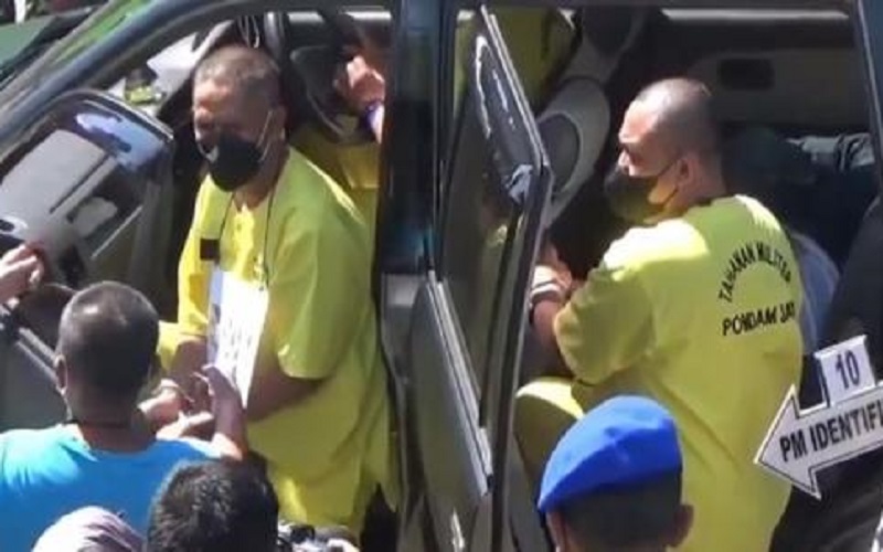 Tangan Diborgol, Kolonel Priyanto Peragakan Angkat Kedua Korban yang Ditabrak untuk Dibuang 