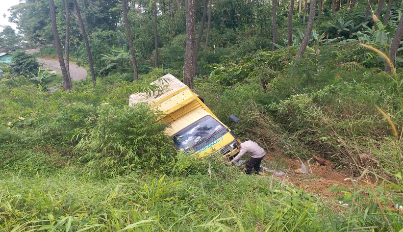 Mesin Mati saat Menanjak, Truk di Sukabumi Terperosok ke Jurang Sedalam 7 Meter