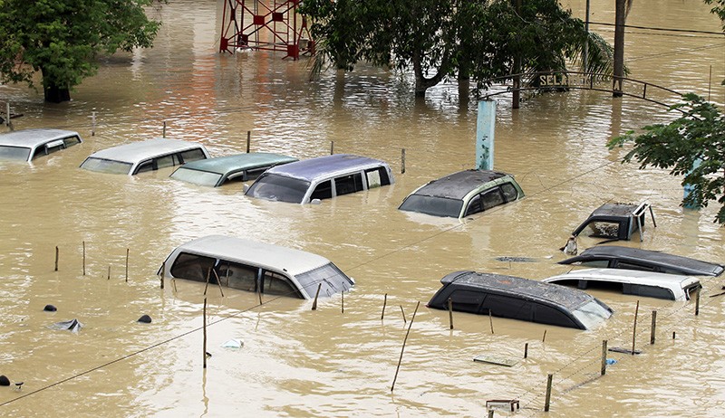 Penampakan Mobil-Mobil Barang Bukti Terendam Banjir hanya Terlihat Atap di Aceh - Bagian 1