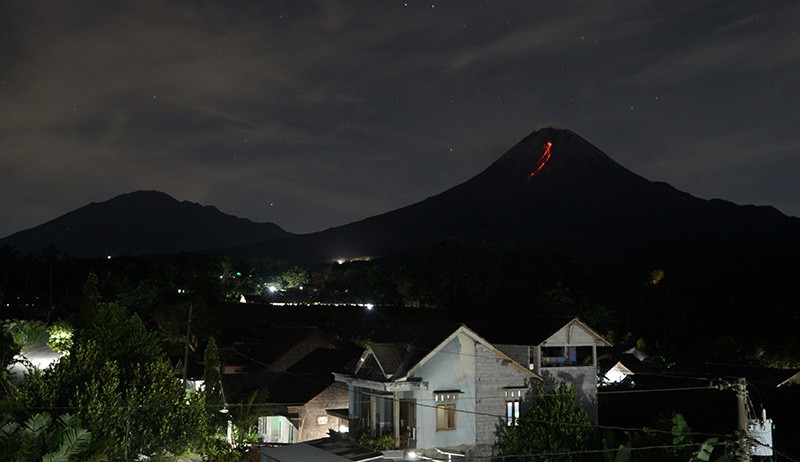 Gunung Merapi Keluarkan Guguran Lava Pijar Sejauh 1.800 Meter - Bagian 3