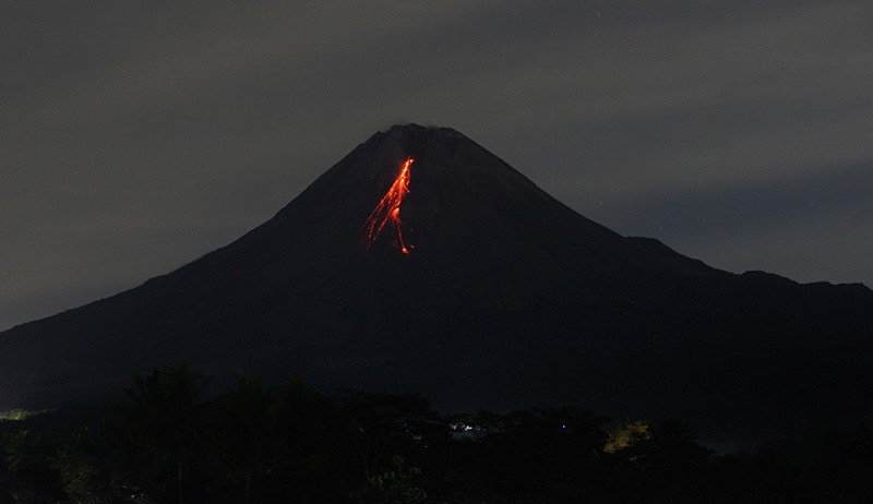 BPPTKG Catat Ada Guguran Lava Pijar ke Arah Kali Sat Sejauh 1,5 Kilometer