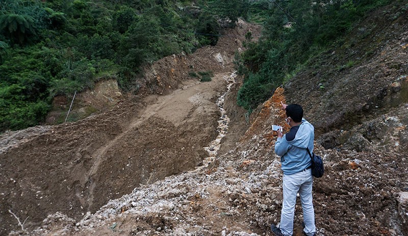 Longsor Sepanjang 1 Kilometer Tutup Jalan Desa Pranten dan Rejosari Batang - Bagian 1