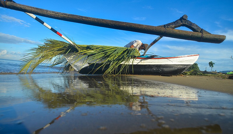 Nelayan Pantai Lolong Padang Membuat Rumpon Alami dari Daun Kelapa - Bagian 1