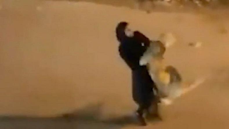  Luar Biasa, Wanita Berjilbab Ini Gendong Singa Betina yang Kabur ke Jalan