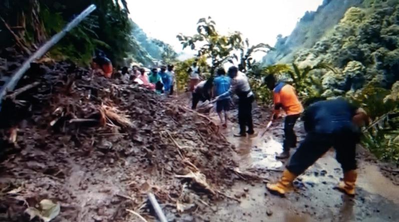 Akses Jalan Tertimbun Longsor, Ribuan Warga  4 Desa di Purbalingga Terisolasi