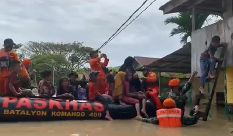 title Prajurit Paskhas TNI AU Evakuasi Warga Terjebak Banjir di Aceh Utara Prajurit Paskhas TNI AU Evakuasi Warga Terjebak Banjir di Aceh Utara