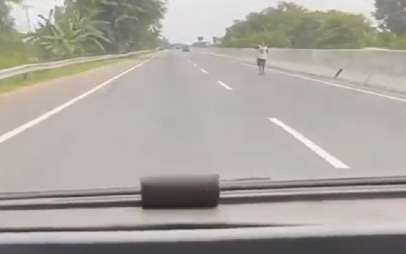 Mobil Pengangkut Ikan Dilempari Batu di Jalan Tol Belawan