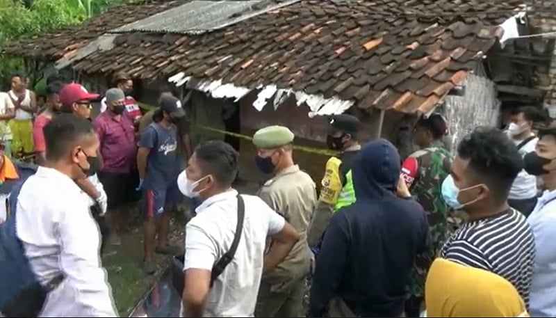 title Geger Tukang Becak di Tuban Tewas Tergantung, Polisi Periksa Tetangga Korban Geger Tukang Becak di Tuban Tewas Tergantung, Polisi Periksa Tetangga Korban