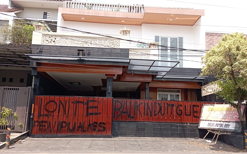 Viral Coretan Penipu Alkes di Rumah Warga Pamulang, Pemilik Belum Lapor Polisi