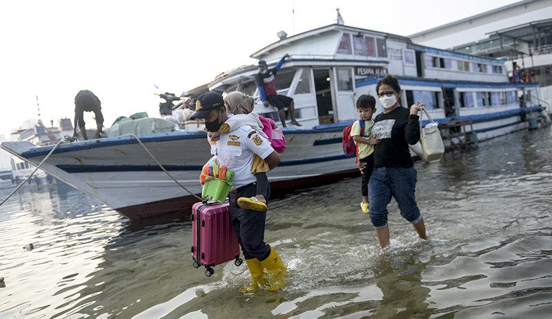 Banjir Rob Rendam Pelabuhan Kali Adem - Bagian 1