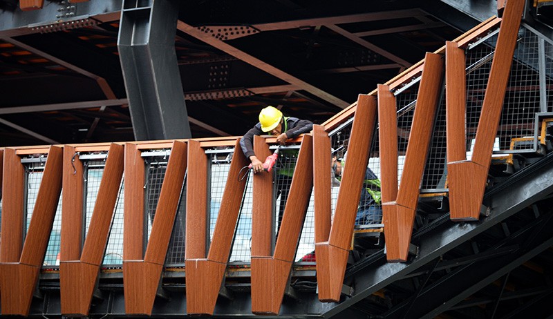 Melihat dari Dekat JPO Kapal Pinisi di Jalan Jenderal Sudirman - Bagian 4