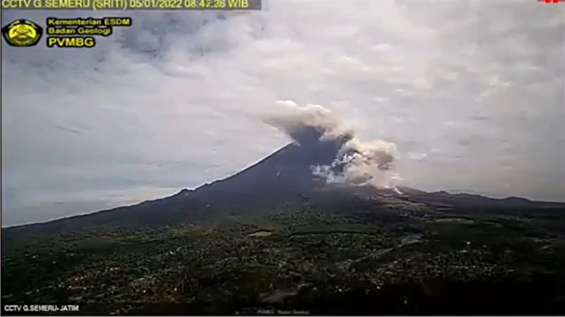 Gunung Semeru Luncurkan Awan Panas 4.000 Meter ke Curah Kobokan, Warga Diimbau Waspada