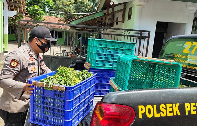 Siagakan Mobil Patroli, Polsek Petanahan Kebumen Salurkan Sedekah bagi Warga Miskin