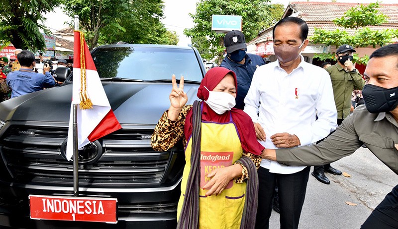 Begini Gaya Kuli Gendong dan Presiden Jokowi Berfoto di Depan Mobil Indonesia 1 - Bagian 1