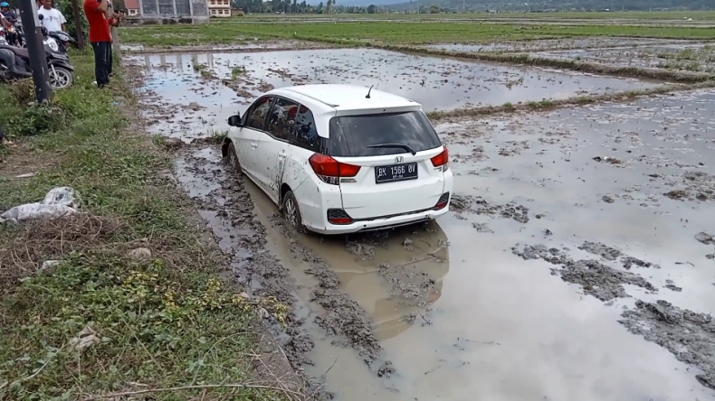 Sopir Ngantuk, Honda Mobilio di Aceh Terjun ke Sawah