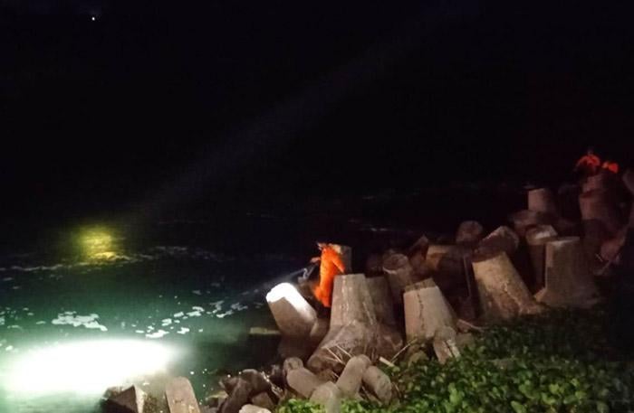 title 4 Wisatawan di Pantai Glagah Terseret Arus Sungai Serang, 1 Tewas 2 Selamat 4 Wisatawan di Pantai Glagah Terseret Arus Sungai Serang, 1 Tewas 2 Selamat