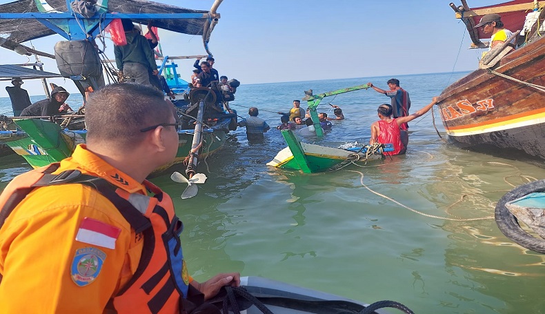 Perahu Nelayan Terbalik di Laut Pakisjaya Karawang, 3 Orang Tercebur 1 Hilang