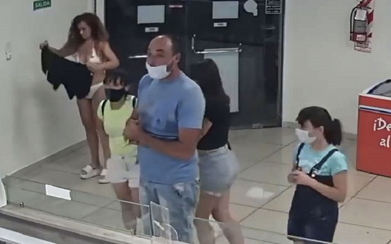 Perempuan Ini Cuma Pakai BH dan Celana Dalam gegara Baju Dijadikan Masker