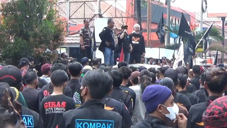 Eksekusi Terpidana Korupsi Terlambat 10 Tahun, Ratusan Orang Geruduk PN Purwakarta