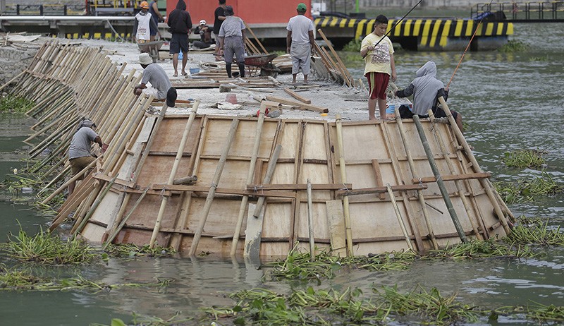 Eceng Gondok Hanyut ke Sungai Bone, Aktivitas Nelayan Terganggu - Bagian 1