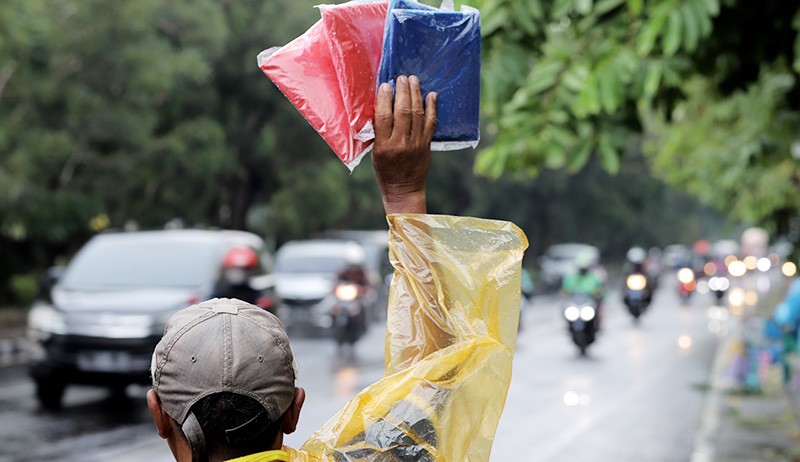 Pedagang Jas Hujan Musiman Muncul di Sepanjang Jalan Kota Surabaya - Bagian 2