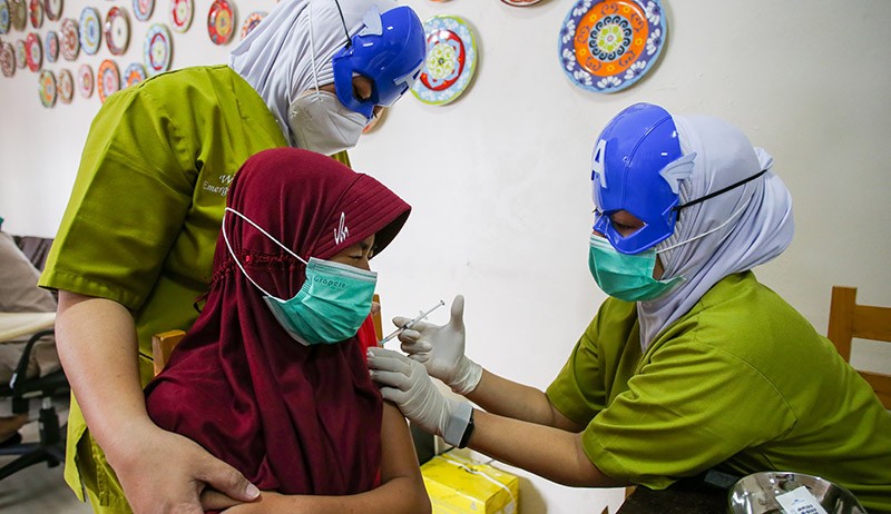 Nakes Pakai Topeng Superhero saat Suntik Vaksin Covid untuk Anak 6-11 Tahun - Bagian 2