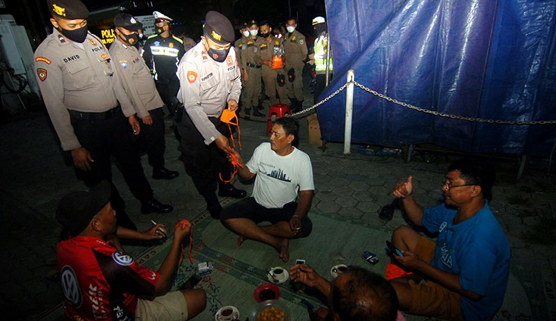 Petugas Gabungan Razia Protokol Kesehatan di Kota Tegal - Bagian 1