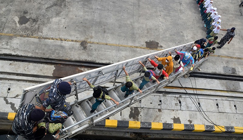 Senangnya Anak-Anak Ikuti Vaksin Sambil Berwisata di Kapal Perang TNI AL - Bagian 4