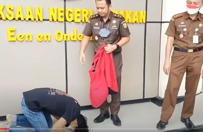 Dibebaskan, Mantan Pembalap yang Curi HP untuk Ongkos Pulang Sujud Syukur