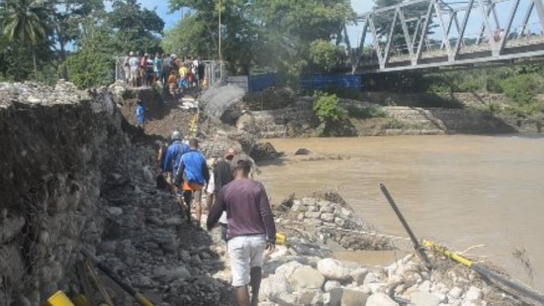 title Banjir Bandang Terjang Malaka NTT Sebabkan Jembatan Putus, 4 Kecamatan Terisolasi Banjir Bandang Terjang Malaka NTT Sebabkan Jembatan Putus, 4 Kecamatan Terisolasi