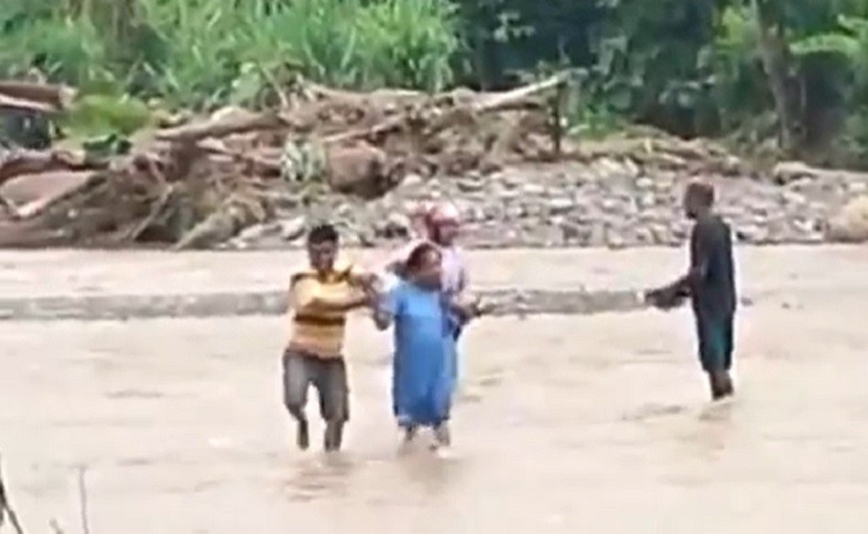 Bikin Haru, Ibu Hamil di Alor NTT Terobos Banjir Gegara Jembatan Ambruk