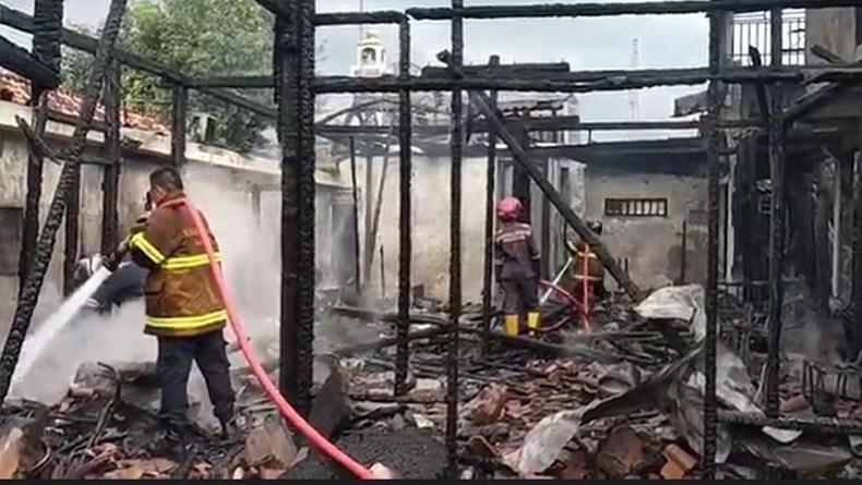 Diduga Korsleting Listrik, Rumah Warga di Blora Ludes Terbakar 