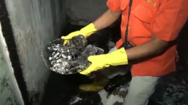 title Stop Kontak Korslet, Rumah Ibu di Tulungagung Terbakar saat Ditinggal Besuk Stop Kontak Korslet, Rumah Ibu di Tulungagung Terbakar saat Ditinggal Besuk