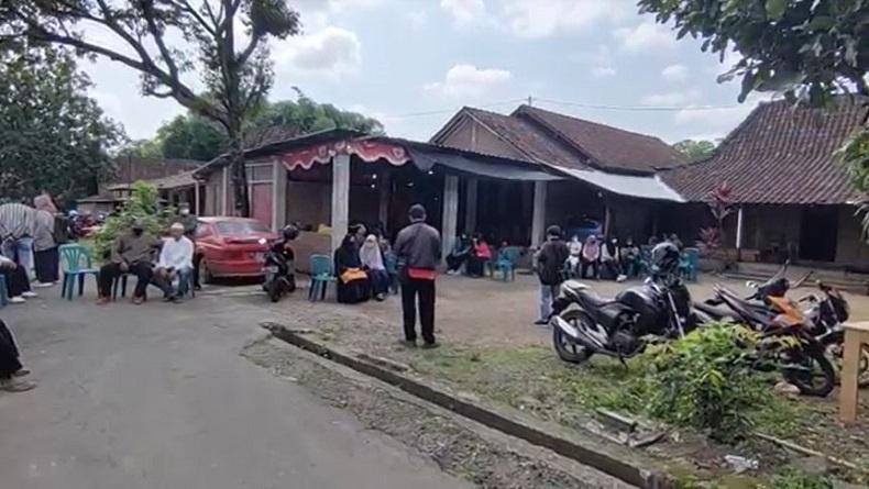 title 2 Warga Boyolali Tenggelam di Pantai Glagah, Pelayat Berdatangan ke Rumah Duka 2 Warga Boyolali Tenggelam di Pantai Glagah, Pelayat Berdatangan ke Rumah Duka
