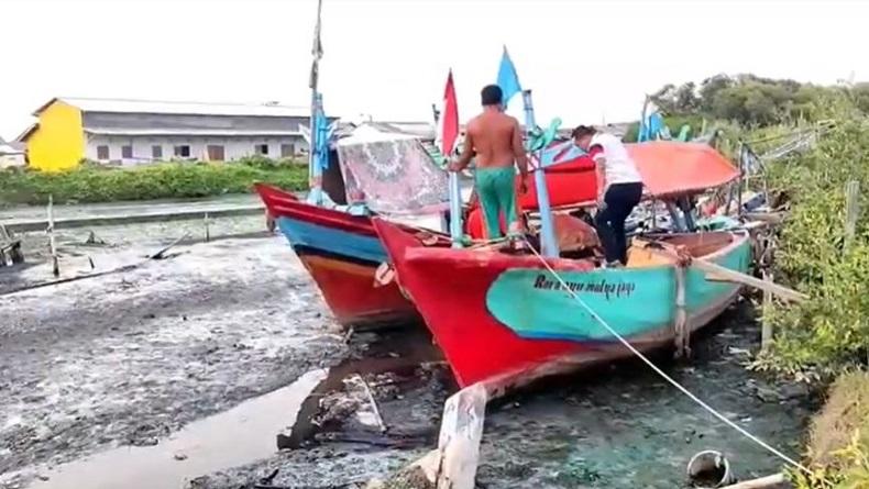 Nelayan di Tegal Keluhkan Pendangkalan Muara Sungai Bacin