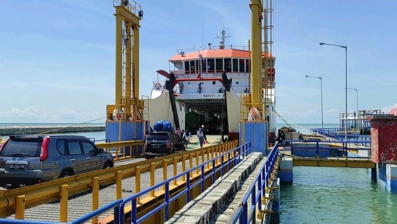 4.113 Penumpang Lintasi Pelabuhan Tanjung Kalian Muntok Selama Libur Nataru