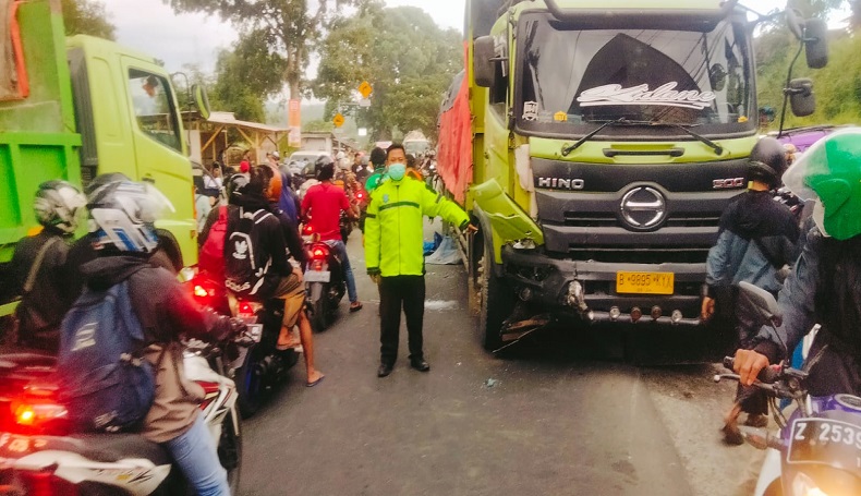 title Truk Tabrak Pikap dan Motor di Sukabumi, Wanita Dibonceng Tewas Terlindas Truk Tabrak Pikap dan Motor di Sukabumi, Wanita Dibonceng Tewas Terlindas