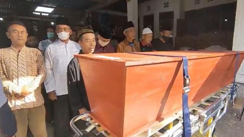 title Isak Tangis Warnai Pemakaman Warga Boyolali yang Tenggelam di Pantai Glagah Isak Tangis Warnai Pemakaman Warga Boyolali yang Tenggelam di Pantai Glagah