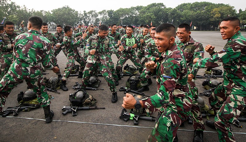 Ekspresi Prajurit Marinir TNI AL Berlari Sambil Menenteng Senjata - Bagian 3