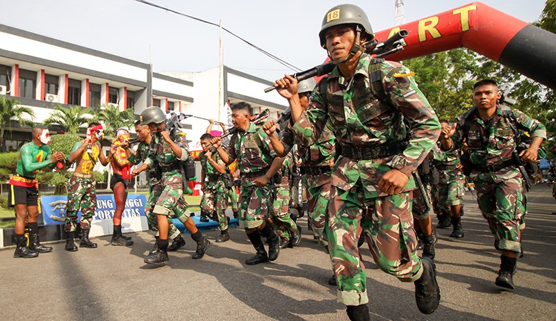 Ekspresi Prajurit Marinir TNI AL Berlari Sambil Menenteng Senjata - Bagian 2