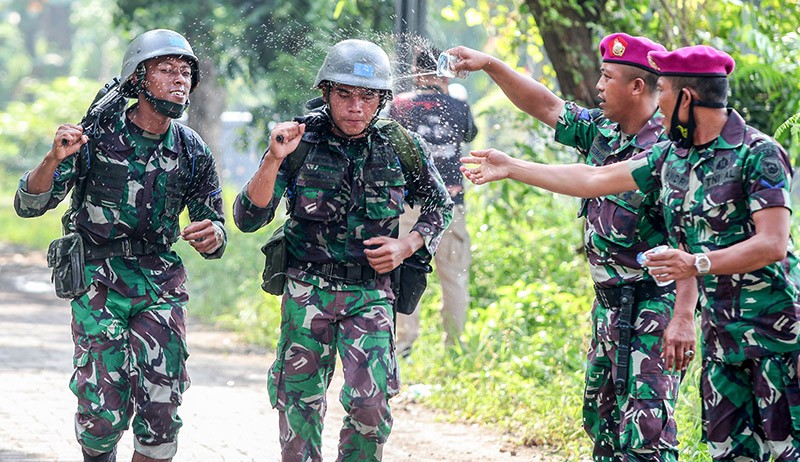 Ekspresi Prajurit Marinir TNI AL Berlari Sambil Menenteng Senjata - Bagian 1