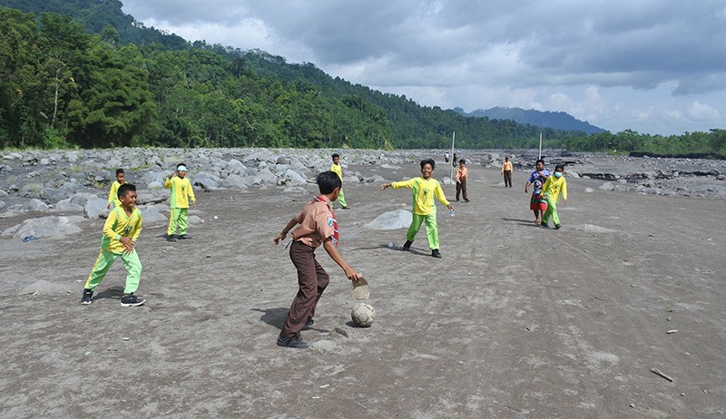 Terisolasi,  Siswa SDN Jugosari 3 Lumajang Belajar di Dalam Tenda Darurat - Bagian 3