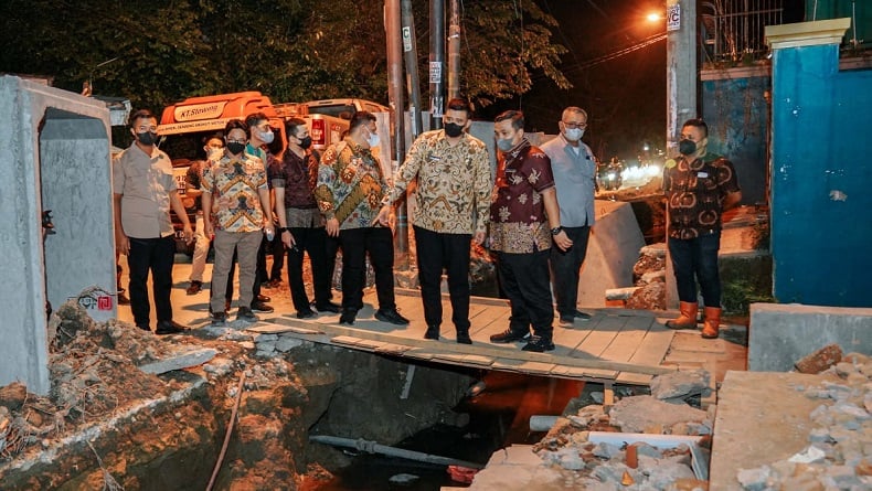 title Bobby Nasution Sidak Proyek Drainase Sei Belutu di Malam Hari Bobby Nasution Sidak Proyek Drainase Sei Belutu di Malam Hari