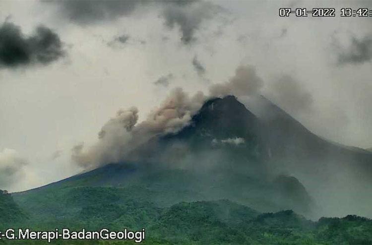 Gunung Merapi Kembali Muntahkan Wedus Gembel Sejauh 1,8 Kilometer 