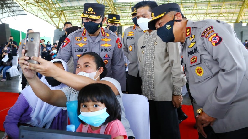 Tinjau Vaksinasi Covid-19 di Bandung, Kapolri: Ini Syarat Wajib PTM 100 Persen 