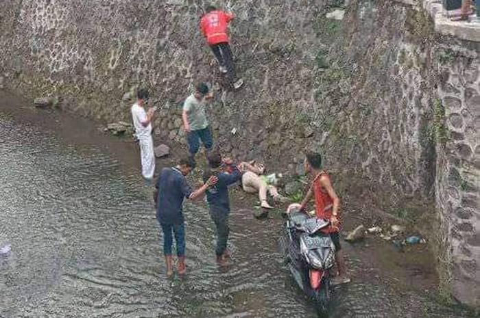 title Kurang Hati-Hati saat Kendarai Motor, Seorang Nenek di Jogja Terjun ke Sungai Kurang Hati-Hati saat Kendarai Motor, Seorang Nenek di Jogja Terjun ke Sungai