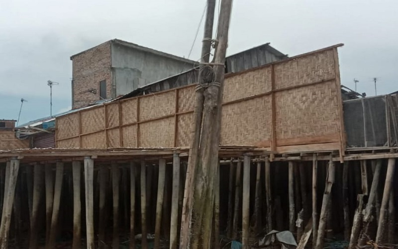 Dianggap Mengganggu, Pembatas Pagar Jemuran Ikan di Tanjung Tiram Diminta Ditertibkan