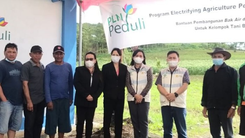 PLN Peduli Beri Bantuan kepada 84 Petani di Wawo Tomohon